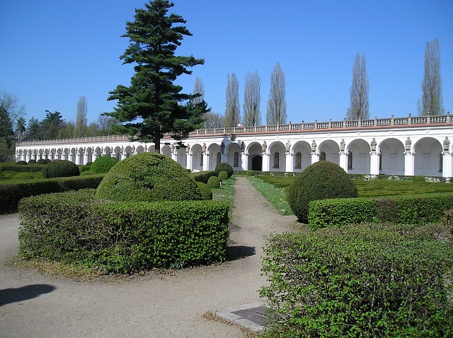 クロムニェジーシュの庭園と城の画像4